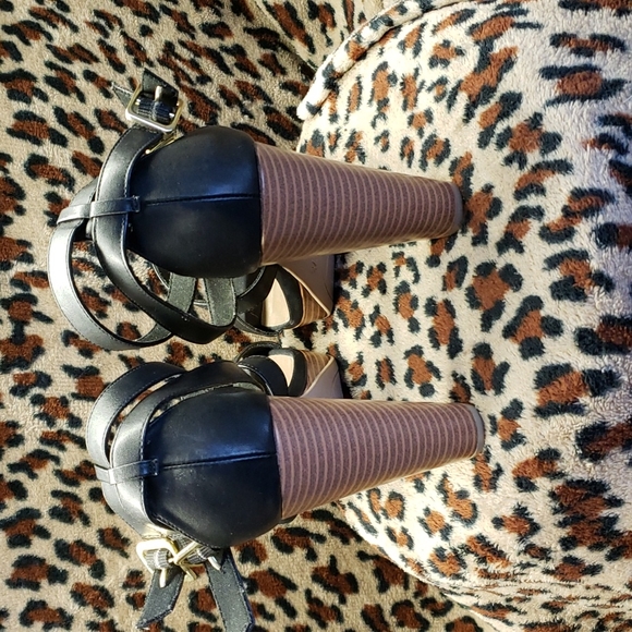 Shoes - Picture 4 of 4